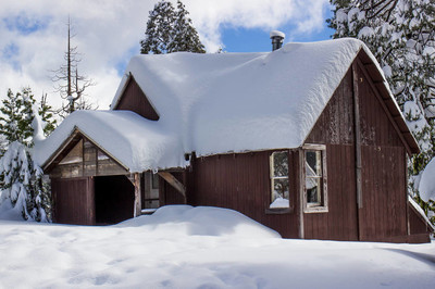 屋顶上堆积着积雪的小屋