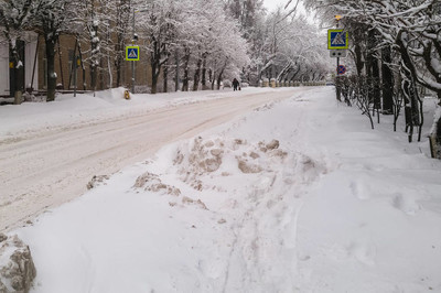 大雪后街道和人行道未清除雪