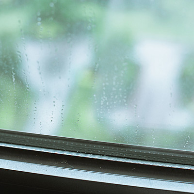 下雨天与窗外模糊景色图片