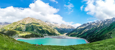 在阿拉木图,哈萨克斯坦,亚洲在夏天是天山山脉壮观风景名胜大阿拉木图