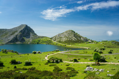 西班牙的自然美景: 夏天苏 covadonga 的高山湖泊