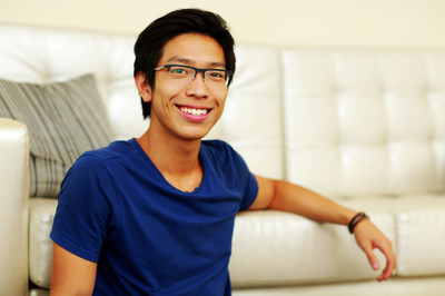 英俊的亚洲男人在家里