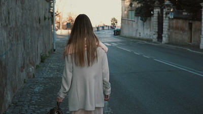 年轻的女士走在市中心孤独的背影.