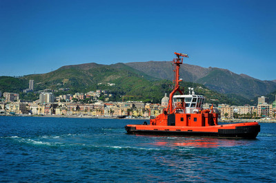 消防战斗船在港口热那亚,意大利