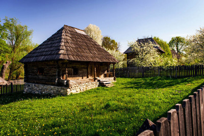 罗马尼亚乡村古老传统乡村建筑的小木屋
