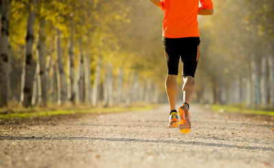 体育人与强犊牛肌肉户外跑步道路跟踪地面与树美丽的秋天阳光下