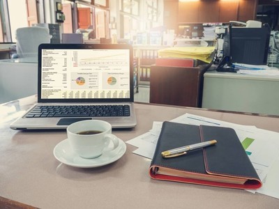 办公和财务概念办公室工作, 办公桌与手提电脑, 笔记本, 咖啡杯