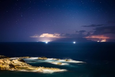 海洋和岩石的美丽夜景