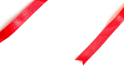 红丝带装饰在白色的背景下,使用在圣诞节,新