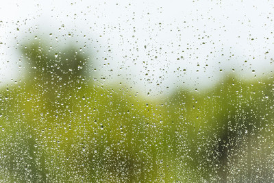 在窗戶玻璃上的雨水滴