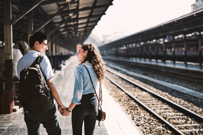 可爱的夫妻乘火车旅行