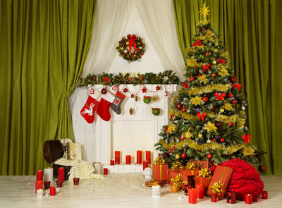 房间里的圣诞节圣诞树,装饰室内,挂袜子壁炉
