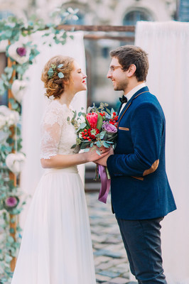 迷人的新婚夫妇深情回眸时,对方在婚礼上