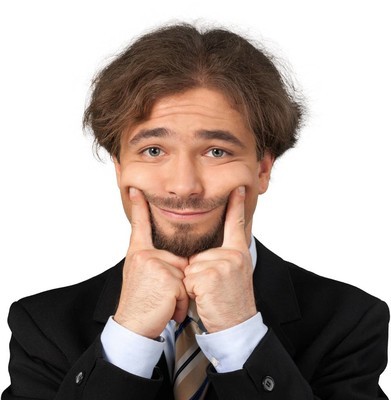 男人用手指在白色背景下微笑