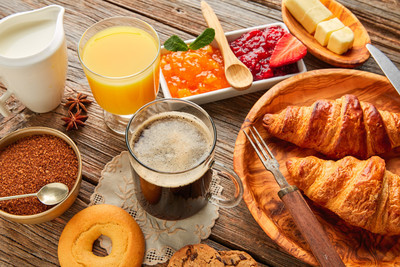 欧式早餐牛角面包咖啡橘汁