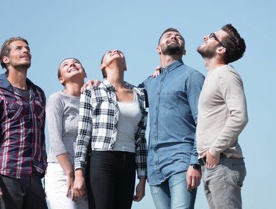 一队年轻人抬头看