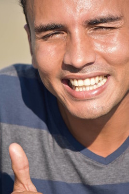 一个微笑的哥伦比亚男性