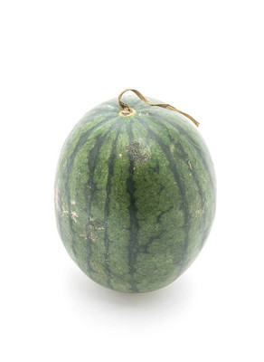 在白色的新鲜西瓜